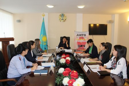 Ақтөбе қаласында Дүниежүзілік ЖИТС-ке қарсы күрес күні аясында өткен баспасөз конференциясы