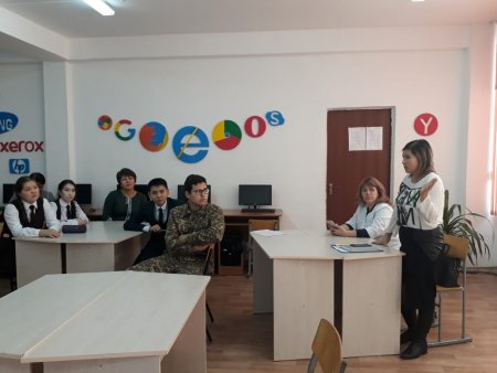 ЖИТС орталығы мамандарымен мектеп оқушыларының кездесуі