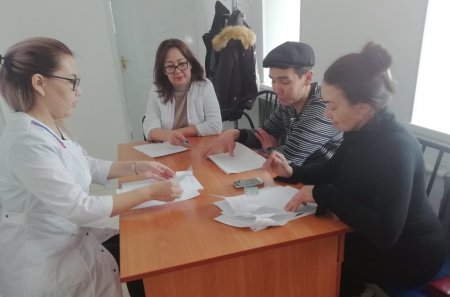 ИЕТ арасындағы аутрич-қызметкерлермен кездесу