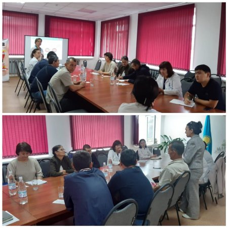 Аутрич қызметкерлерге арналған дөңгелек үстел.