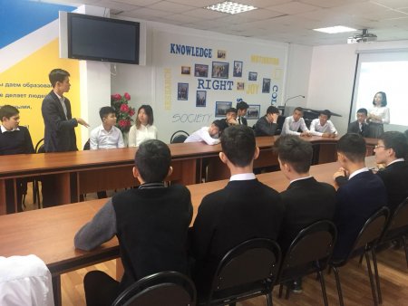 Студенттермен кездесу