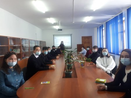 Студенттермен кездесу