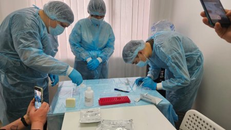 Аутрич-қызметкерлерді АИТВ-ға жедел тестілеуді жүргізуге үйретті