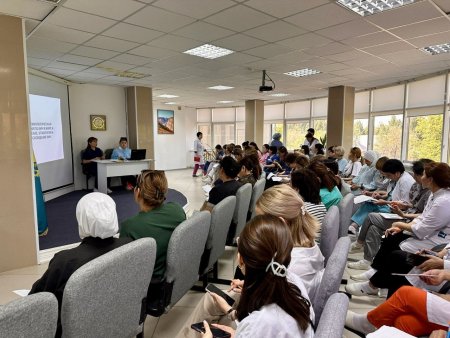 АИТВ-мен өмір сүретін адамдарды кемсітудің алдын алу: медицина қызметкерлерін оқыту